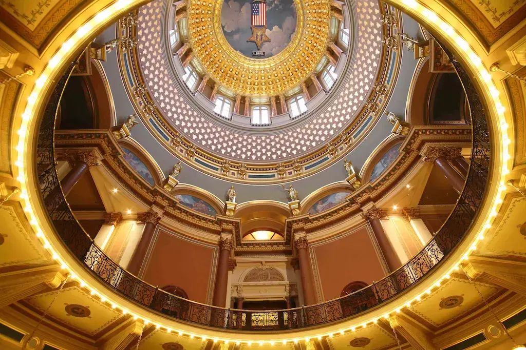 Iowa SF 2289 Advances to Governor for Gambling Crackdown