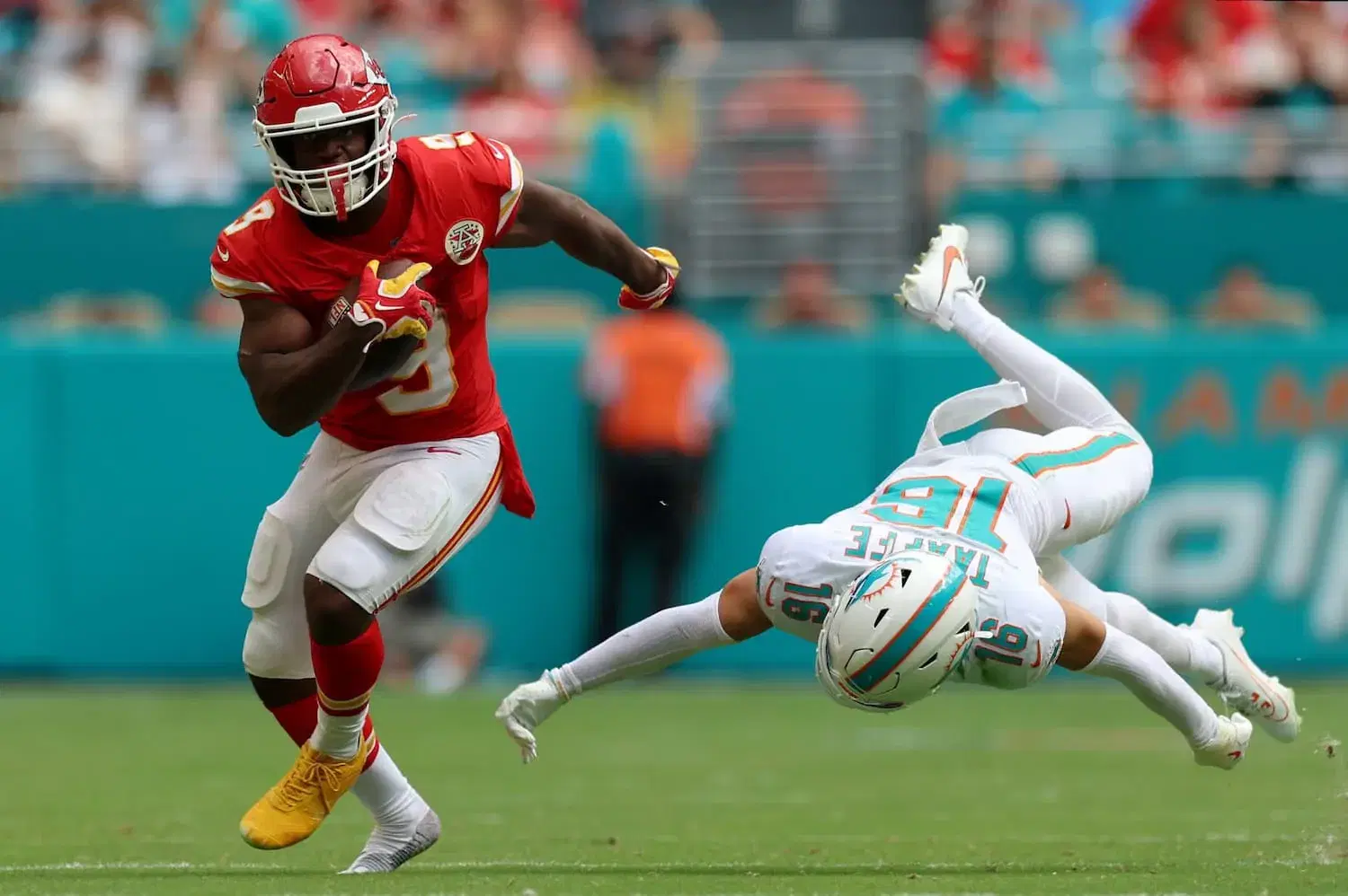 Sunday Night Football: Chiefs vs. Seahawks — NFL Expert Picks & Predictions (10/25)