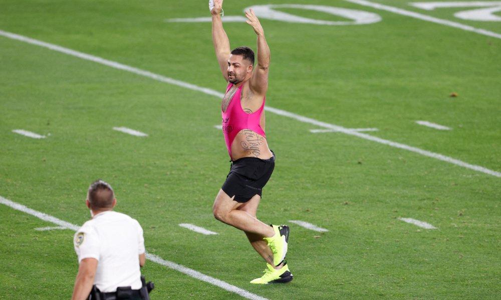 Super Bowl Extra: A streaker, Props and Porn Sites