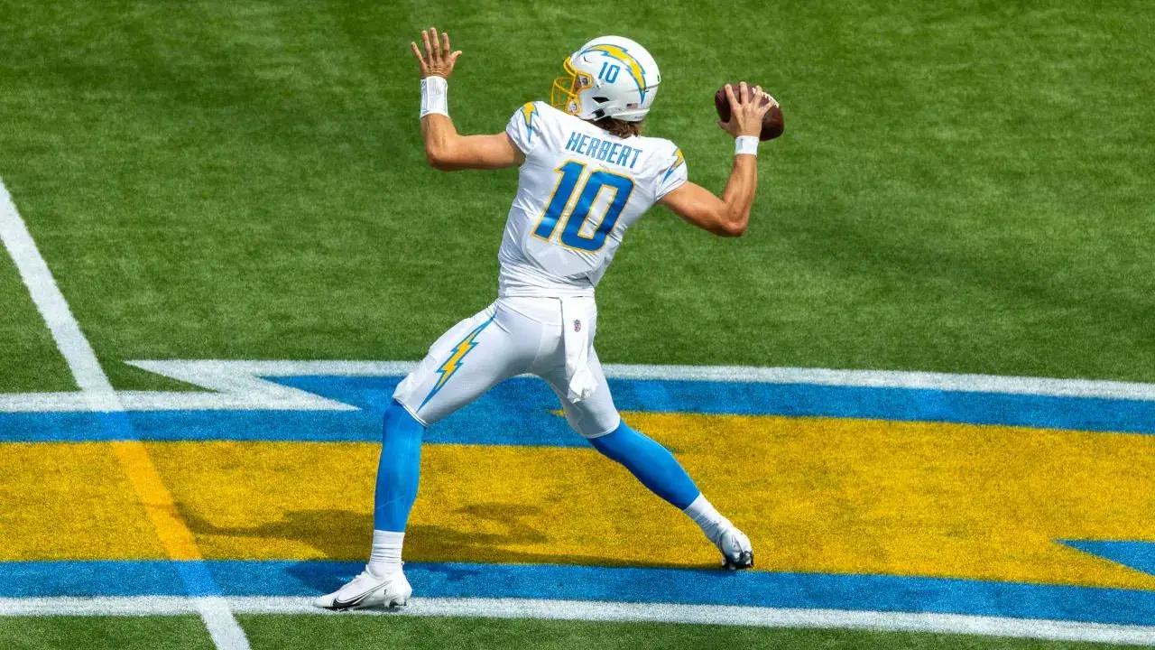 Miami Dolphins vs Los Angeles Chargers Picks & Predictions (10/12): Are the Chargers in Trouble?