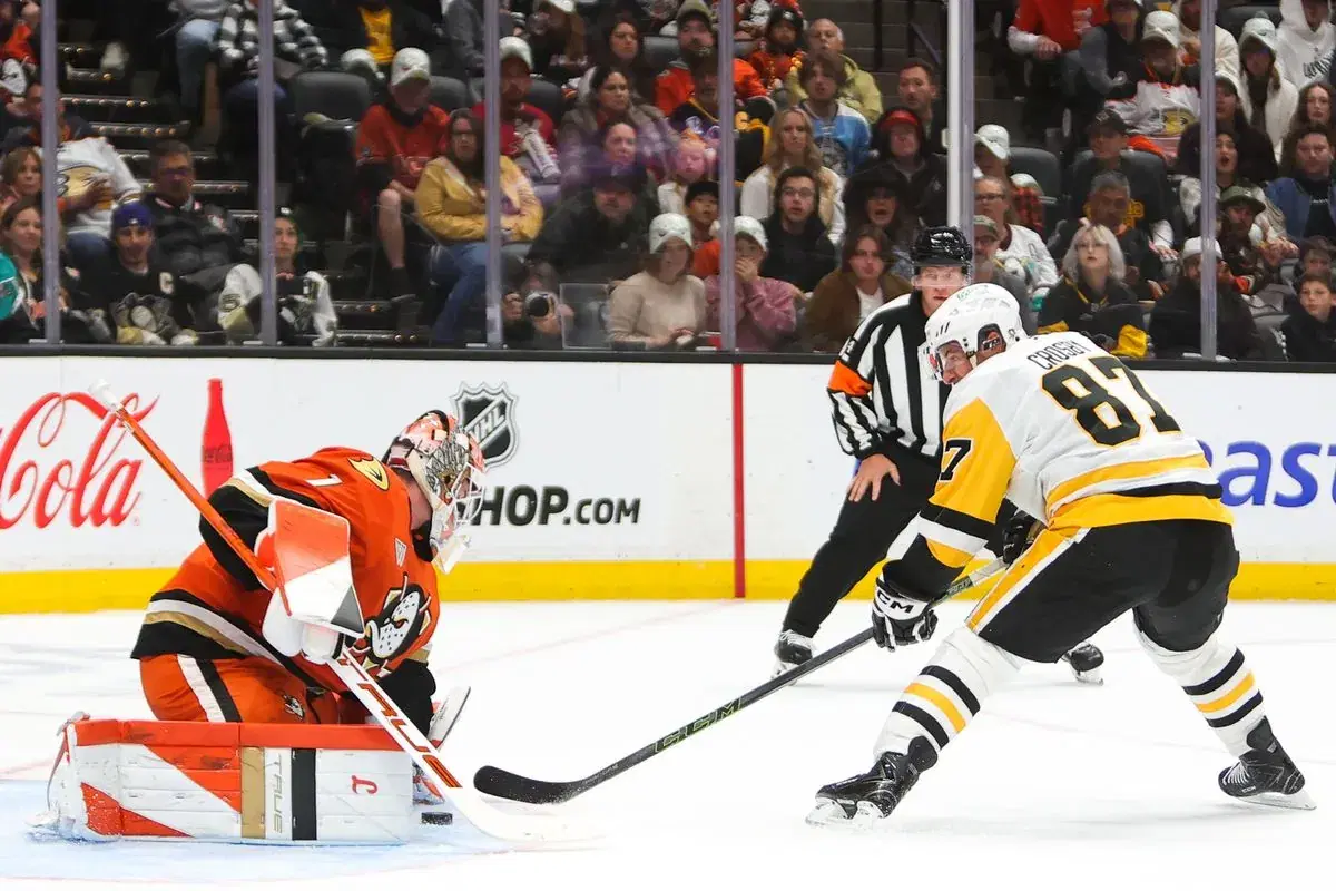 Sidney Crosby and Lukas Dostal
