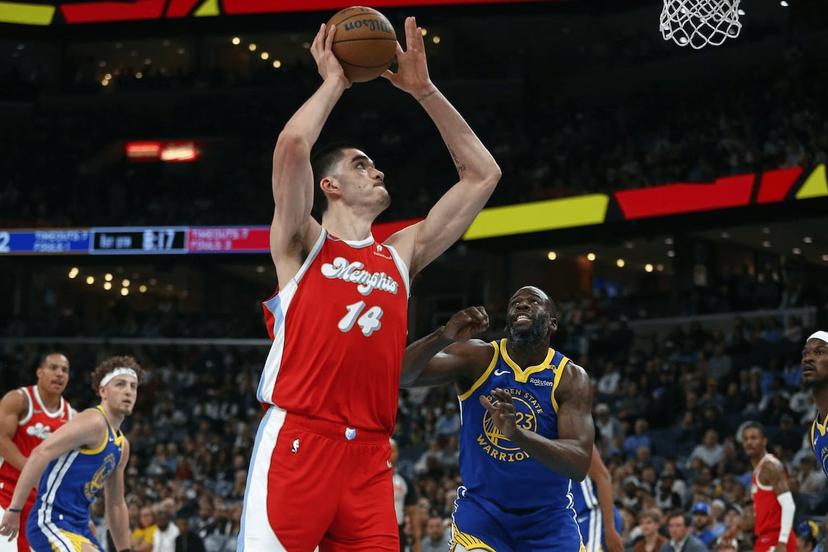 Zach Edey and Draymond Green face off in 2025.