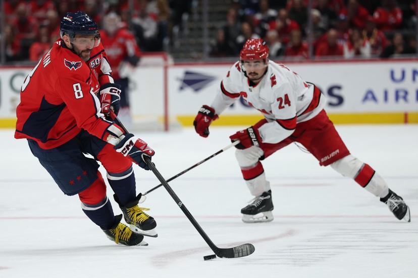 Alexander Ovechkin n Seth Jarvis