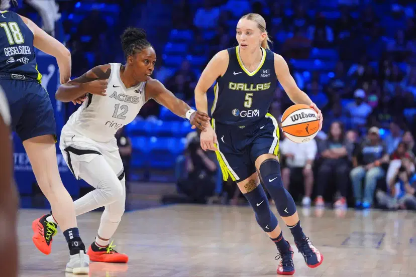 Paige Bueckers and Jewell Loyd